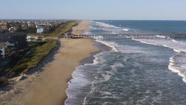 Widok z lotu ptaka na miasto, ocean i plażę. 4K — Wideo stockowe