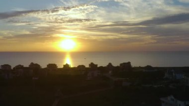 Gün batımı drone ile yan uçarak. Havadan görünüm. 4k