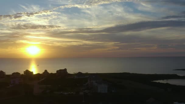 Захід сонця летить з безпілотником в бік. Вид з повітря. 4k — стокове відео