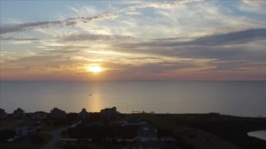 Gün batımı drone ile ileri doğru uçuyor. Havadan görünüm. 4k