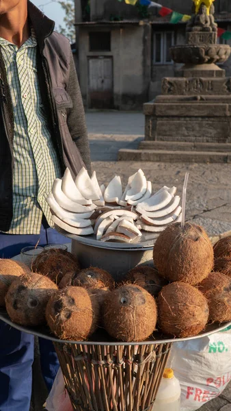 nepal sokakta satılık hindistan cevizi