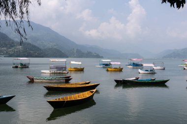 Phewa Gölü Bulutlu Bir Gün ve ahşap renkli Tekneler