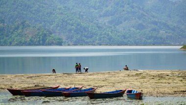 Phewa Gölü Bulutlu Bir Gün ve ahşap renkli Tekneler