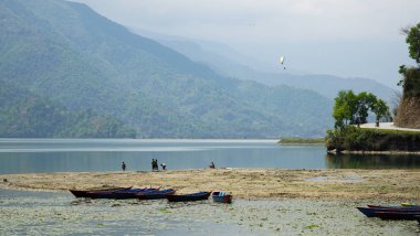 Phewa Gölü Bulutlu Bir Gün ve ahşap renkli Tekneler
