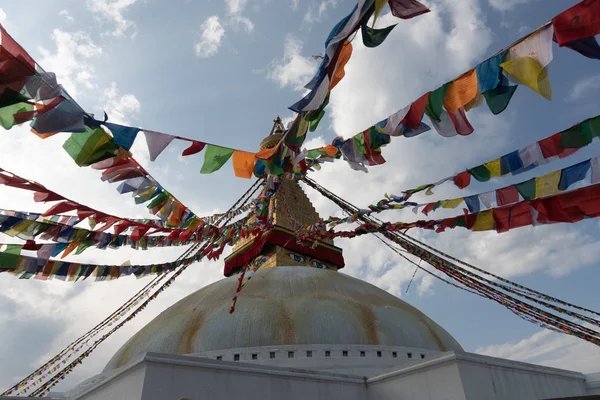 Nepal, Kathmandu. Boudhanath stupa with prayer flags — Stock Photo, Image