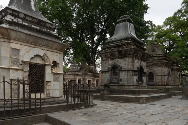 Pashupatinath Tapınağı'nda üst üste adak tapınakları ve tapınakları
