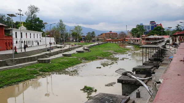 Pashupatinath Tapınağı'nda üst üste adak tapınakları ve tapınakları
