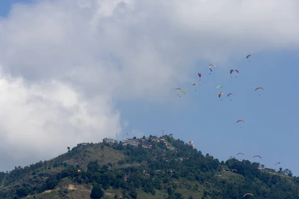 Himalayalar karşı uçan yamaç paraşütleri , Pokhara , Nepal.