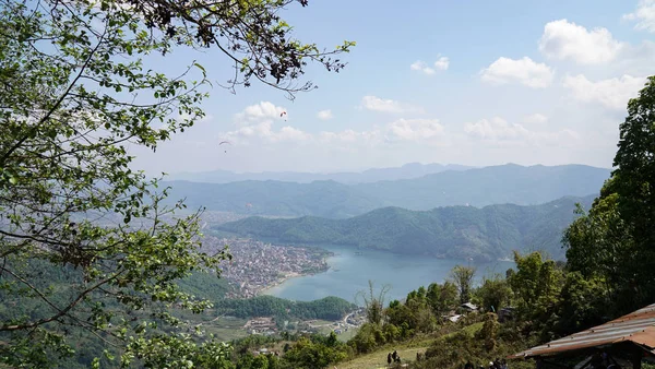 Himalayalar karşı uçan yamaç paraşütleri , Pokhara , Nepal.