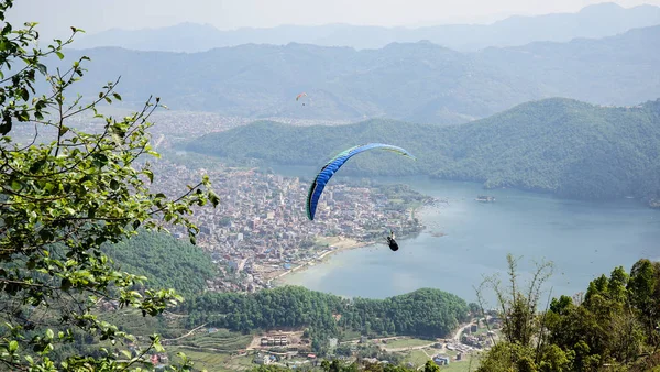 Himalayalar karşı uçan yamaç paraşütleri , Pokhara , Nepal.