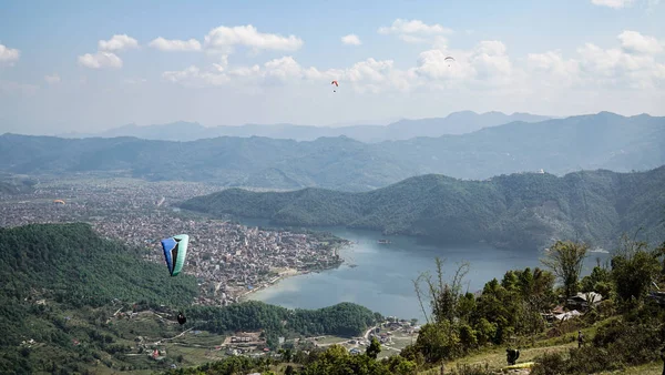 Himalayalar karşı uçan yamaç paraşütleri , Pokhara , Nepal.