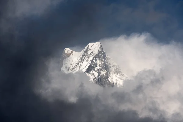 Nepal, Annapurna. Mardi Himal trek, Machepuchare Dağı