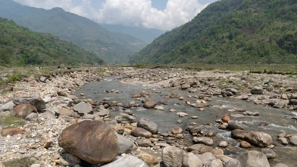 Nepal, Annapurna. Mardi Himal yürüyüşü. Nehri