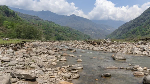 Nepal, Annapurna. Mardi Himal yürüyüşü. Nehri