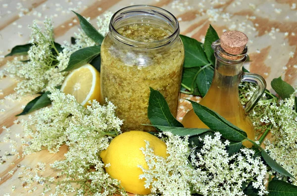 Bebida Saludable Frasco Flores Saúco Una Mesa Madera —  Fotos de Stock