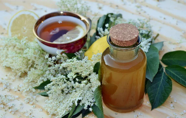 Tee Und Holunderblütensirup Und Auf Holzgrund Und Frische Blume — Stockfoto