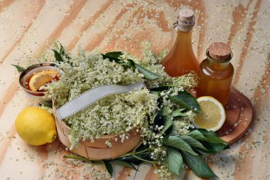 Elderflower şurubu ve ahşap arka plan ve taze çiçek çay