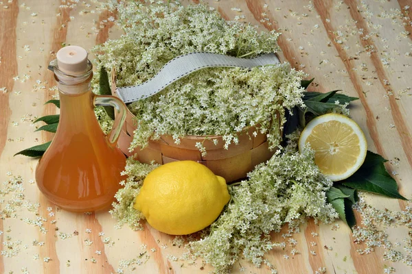 Jarabe Saúco Con Limón Sobre Fondo Madera Flor Fresca —  Fotos de Stock