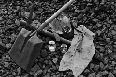 Gece nöbeti ışık, maden yılında ölümcül kazadan sonra madenci ait (kask, eldiven, kazma, kürek, yelek, kemer) ile mum