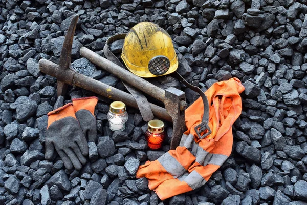 Luz Vigilia Vela Con Las Pertenencias Mineras Casco Guantes Pico —  Fotos de Stock