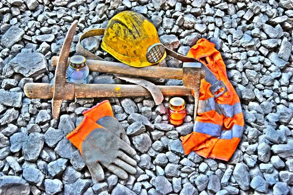 Κερί Κερί Αναμμένο Καντήλι Τις Περιουσίες Ανθρακωρύχος Κράνος Γάντια Αξίνα — Φωτογραφία Αρχείου