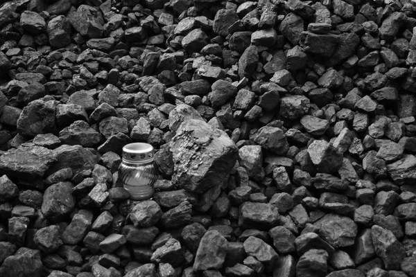 守夜灯 蜡烛在堆煤后的致命事故 在矿井 黑白照片 — 图库照片