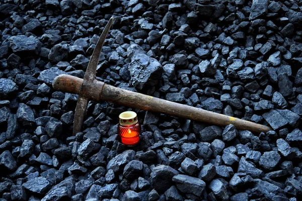 Καντήλι Κερί Την Αξίνα Ανθρακωρύχος Μετά Θανατηφόρο Ατύχημα Στο Ορυχείο — Φωτογραφία Αρχείου