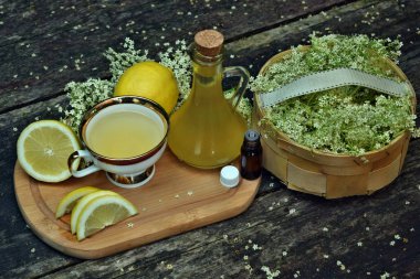 ahşap masa üstünde çiçekler mürver şurubu