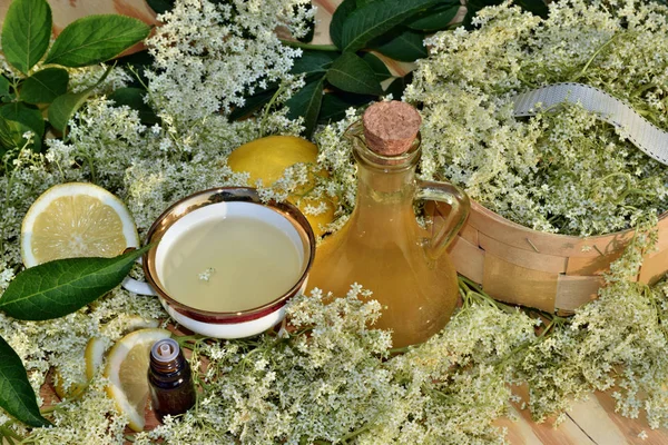 Jarabe Saúco Aceite Sobre Fondo Madera Flor Fresca —  Fotos de Stock