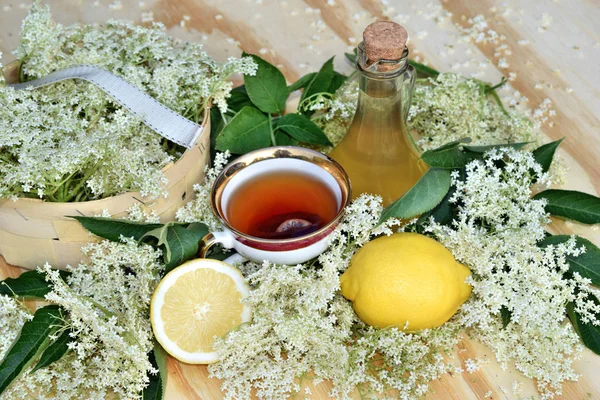 Τσάι Σιρόπι Elderflower Ξύλινο Υπόβαθρο Και Φρέσκα Λουλούδια — Φωτογραφία Αρχείου