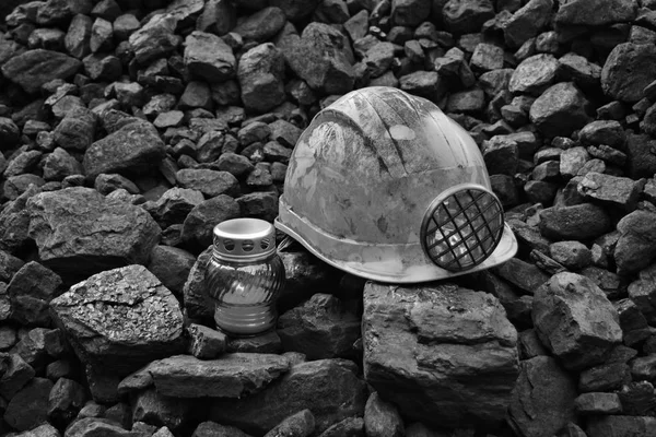 Wake Licht Kaars Met Mijnbouw Helm Goedkope Steenkool Het Fatale — Stockfoto