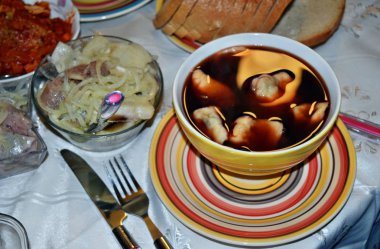 Noel masasında ringa turşusu köfte ile Lehçe geleneksel pancar.