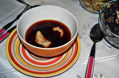 Noel masa üzerinde köfte ile Lehçe geleneksel pancar.