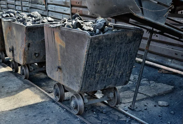 Завантаження Транспортування Вугільних Вагонів Вугіллям Шахті — стокове фото