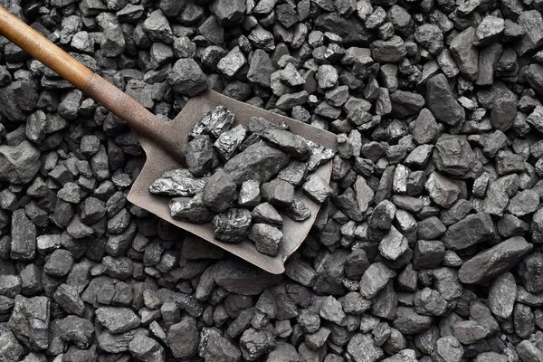 Лопата и уголь в угольной шахте
