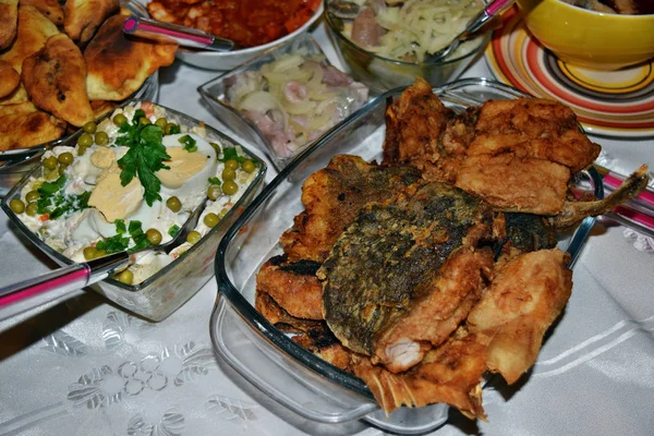 Ensalada Carpas Fritas Verduras Mesa Navidad Comida Tradicional Polonia — Foto de Stock