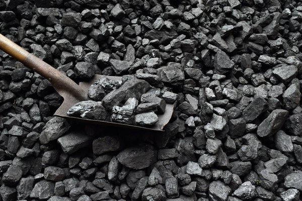 Лопата и уголь в угольной шахте
