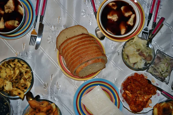 Traditionelle Hausgemachte Polnische Hostie Nudeln Mit Mohn Griechischer Fisch Eingelegter lizenzfreie Stockfotos