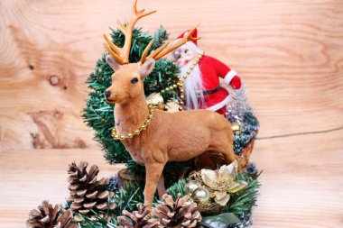  Ren geyiği ve santa claus hediyeleri ile kızak