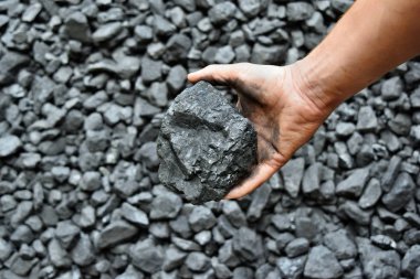 El Miner kömür benimkinde gösterir. Resim kullanmak için kömür madencilik hakkında fikir olabilir enerji kaynağı veya çevre koruma.