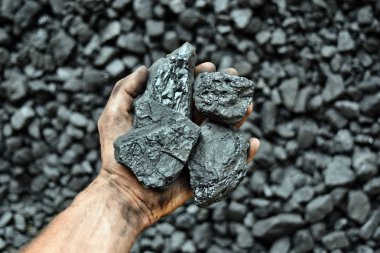 El Miner kömür benimkinde gösterir. Resim kullanmak için kömür madencilik hakkında fikir olabilir enerji kaynağı veya çevre koruma.