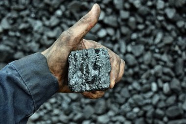 El Miner kömür ve Tamam madende gösterir. Resim kullanmak için kömür madencilik hakkında fikir olabilir enerji kaynağı veya çevre koruma.