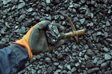 El Miner kömür benimkinde gösterir. Resim kullanmak için kömür madencilik hakkında fikir olabilir enerji kaynağı veya çevre koruma.