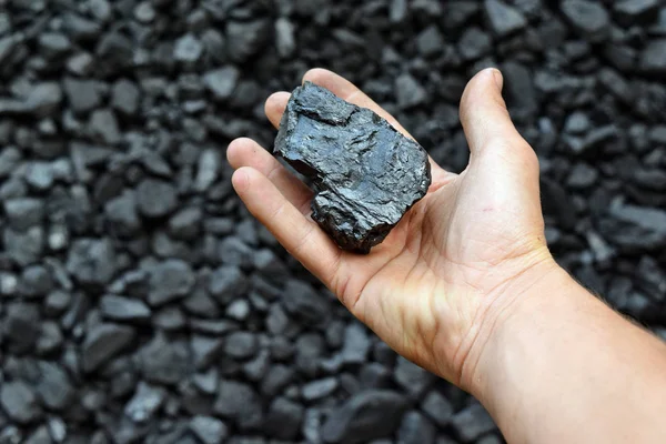 抗夫の手は 鉱山で石炭を示しています 画像は石炭採掘についてのアイデアに使用をすることができますエネルギー ソースまたは環境保護 — ストック写真