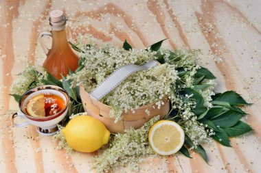 Elderflower şurubu ve ahşap arka plan ve taze çiçek çay