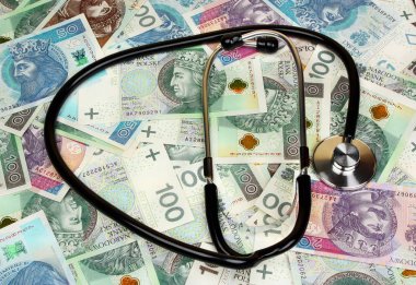 Steteskop ve Lehçe banknotların arka planda