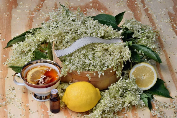 Gezondheidsthee Met Citroen Van Vlierbessen Bloemen Een Houten Tafel — Stockfoto