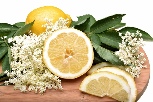 Beyaz Arka Plan Üzerinde Izole Ahşap Tahta Üzerinde Limonlu Elderflower — Stok fotoğraf