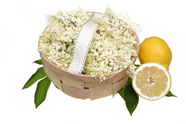 Elderflower Avec Des Citrons Sur Panier Bois Isolé Sur Fond — Photo