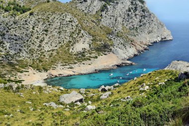 Turkuaz suyu, plajı ve dağları olan güzel bir deniz koy, Kaptan Formentor 'da Cala Figuera, Mallorca, İspanya